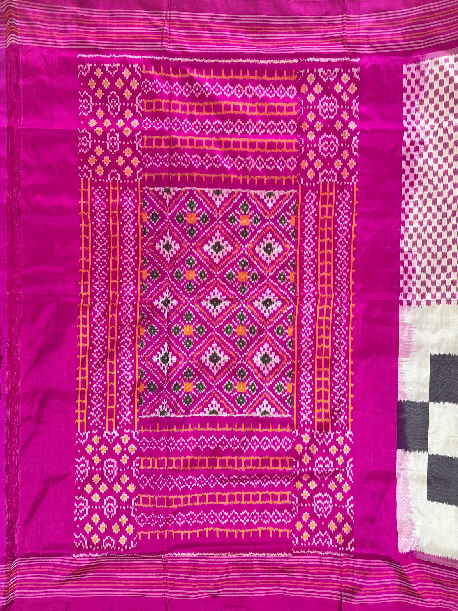 Pochampally Pure Silk Saree White and Pink in Alternating check pattern design with blouse piece