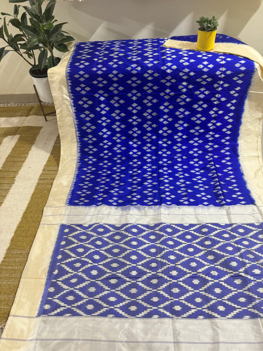 Pochampally Pure Silk Saree Blue and White in Ikkat pattern design with blouse piece