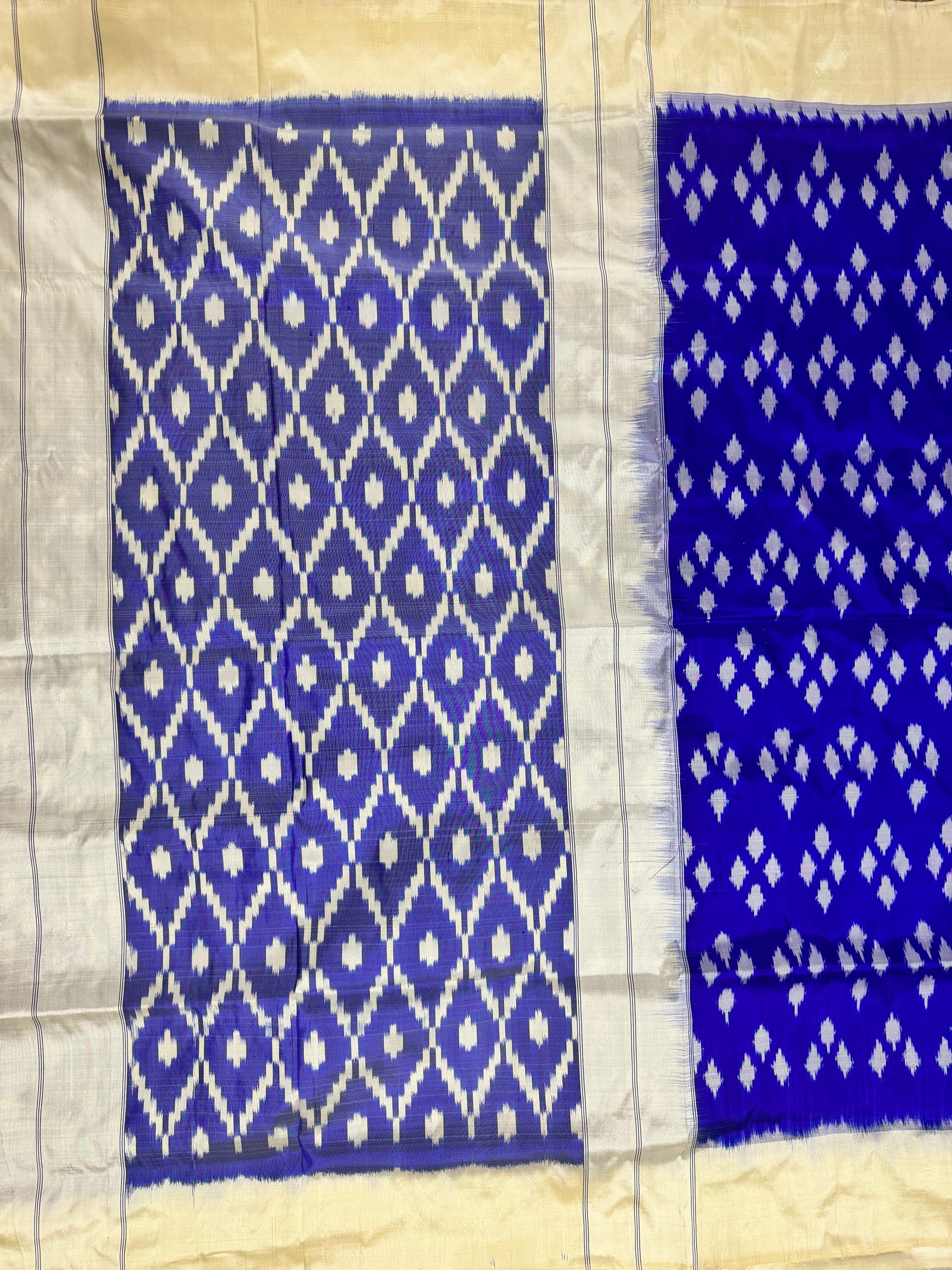 Pochampally Pure Silk Saree Blue and White in Ikkat pattern design with blouse piece